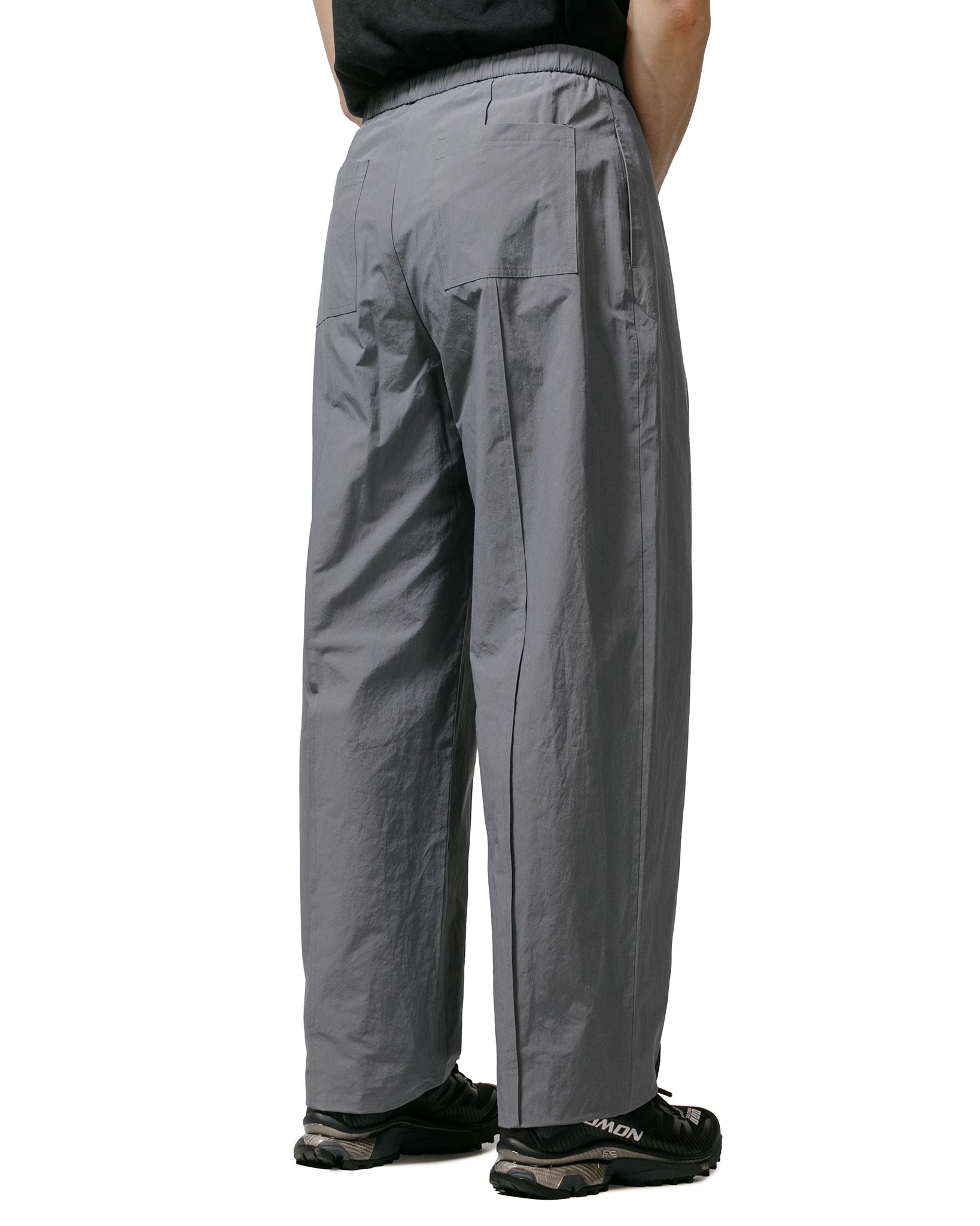 Amomento Belted Tuck Banding Pants Charcoal model back