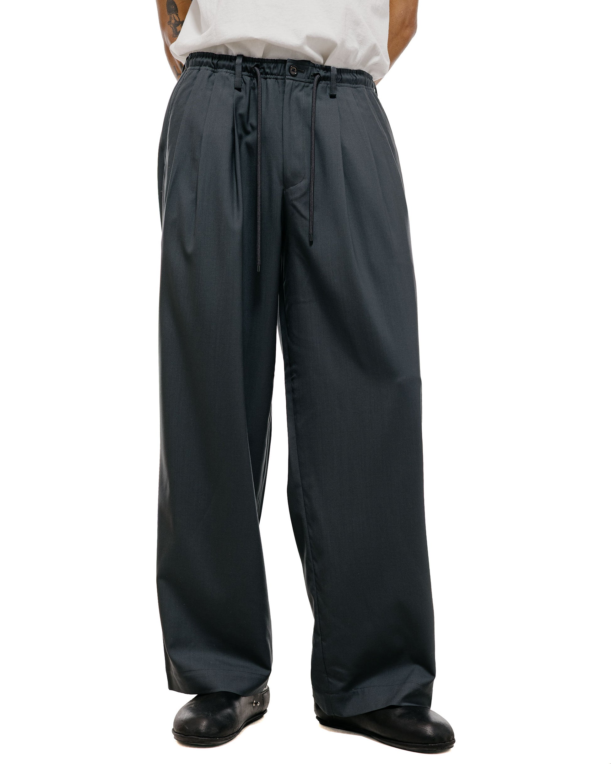 MARKAWARE Triple Pleated Easy Trousers Organic Wool 2/80 Tropical Charcoal