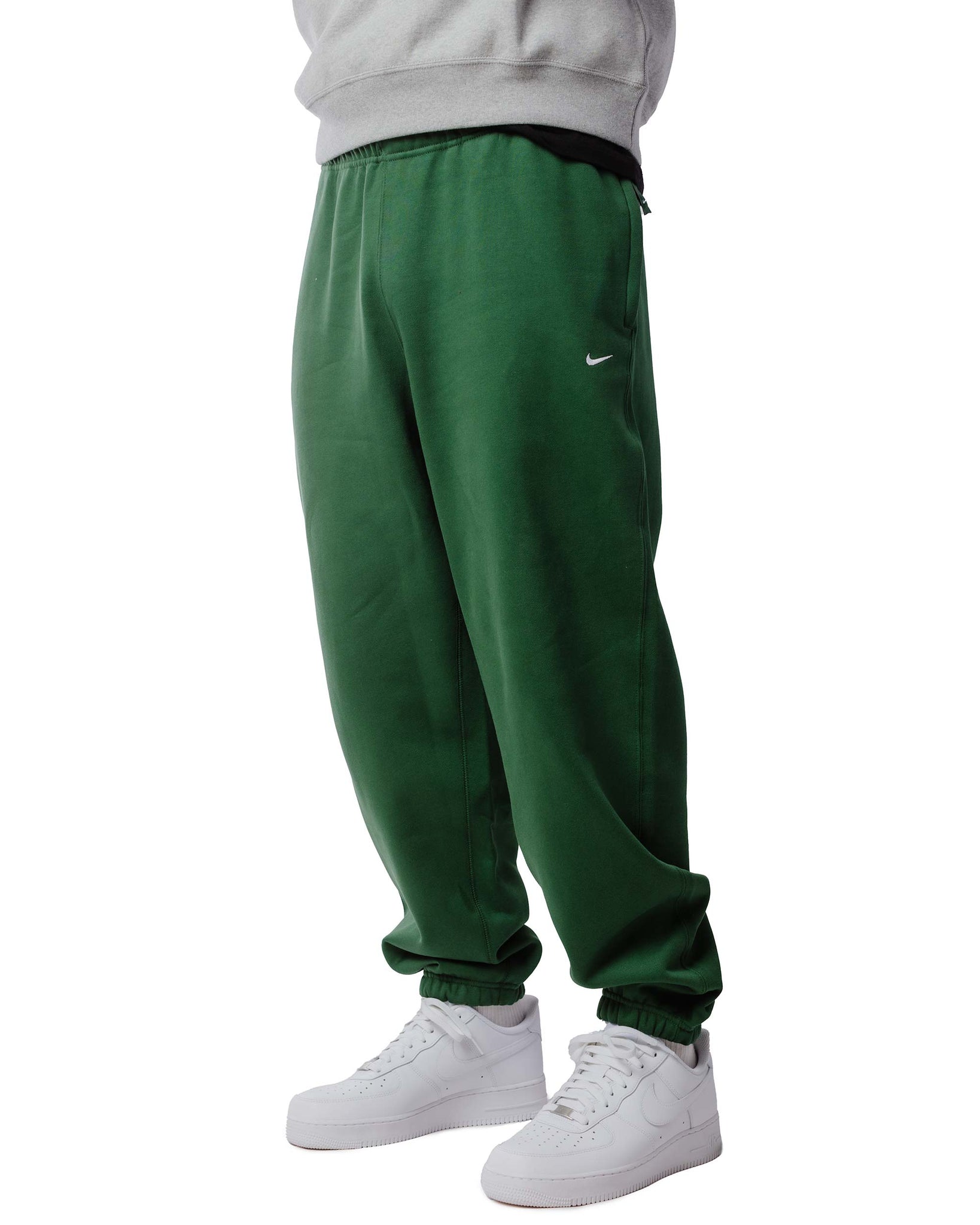 Nike Solo Swoosh Fleece Pant Fir Model Close Front